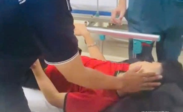 Công an xã ở Nghệ An đưa bé trai bị chấn thương não đi cấp cứu trong mưa bão